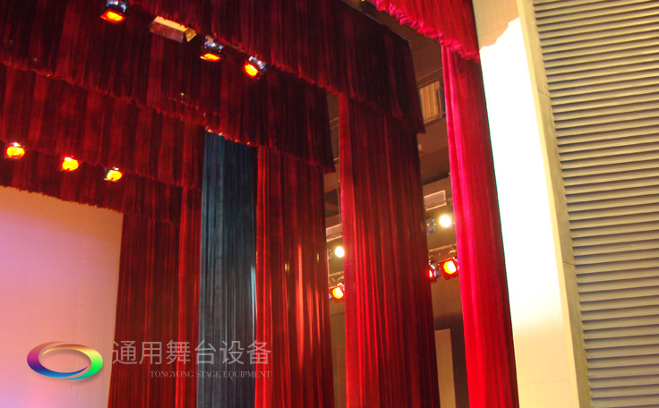 通用舞臺(tái)專業(yè)性、全方位優(yōu)勢！業(yè)務(wù)涉及舞臺(tái)機(jī)械、阻燃幕布、專業(yè)燈光系統(tǒng)、專業(yè)音響系統(tǒng)