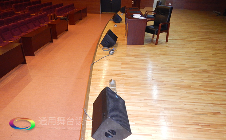 通用舞臺(tái)專業(yè)性、全方位優(yōu)勢！業(yè)務(wù)涉及舞臺(tái)機(jī)械、阻燃幕布、專業(yè)燈光系統(tǒng)、專業(yè)音響系統(tǒng)